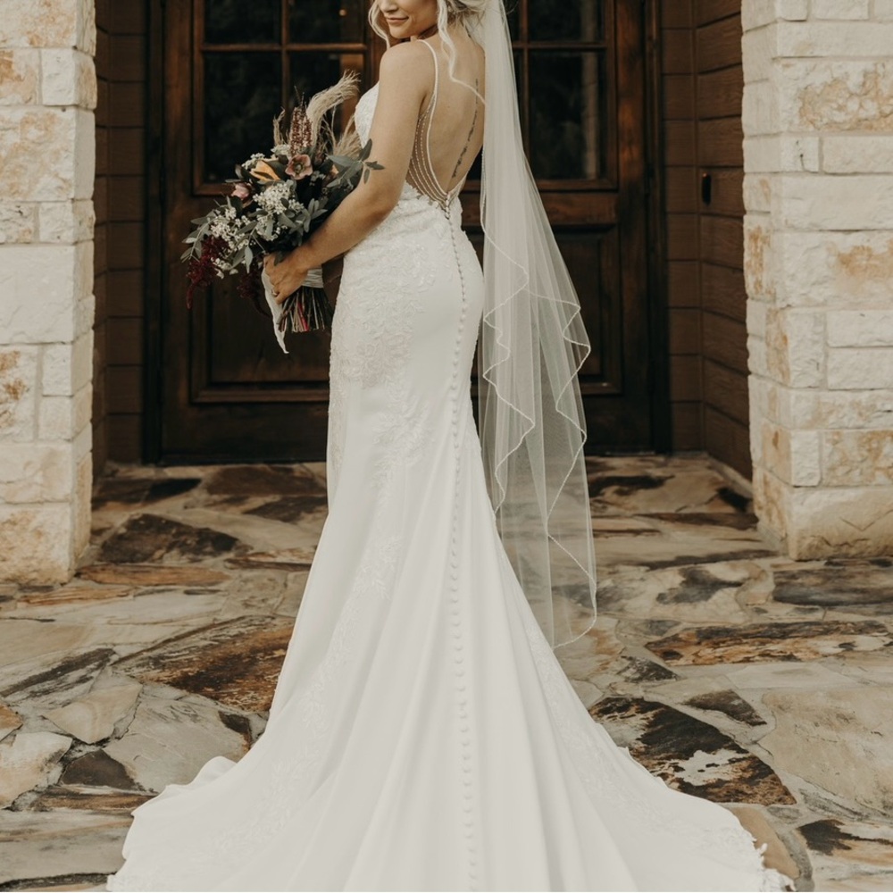 Wedding dress Essence of Australia d3063 Size 6 AU